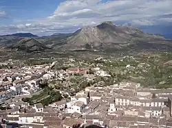 The plain of Vélez-Rubio flanked by the town and La Muela
